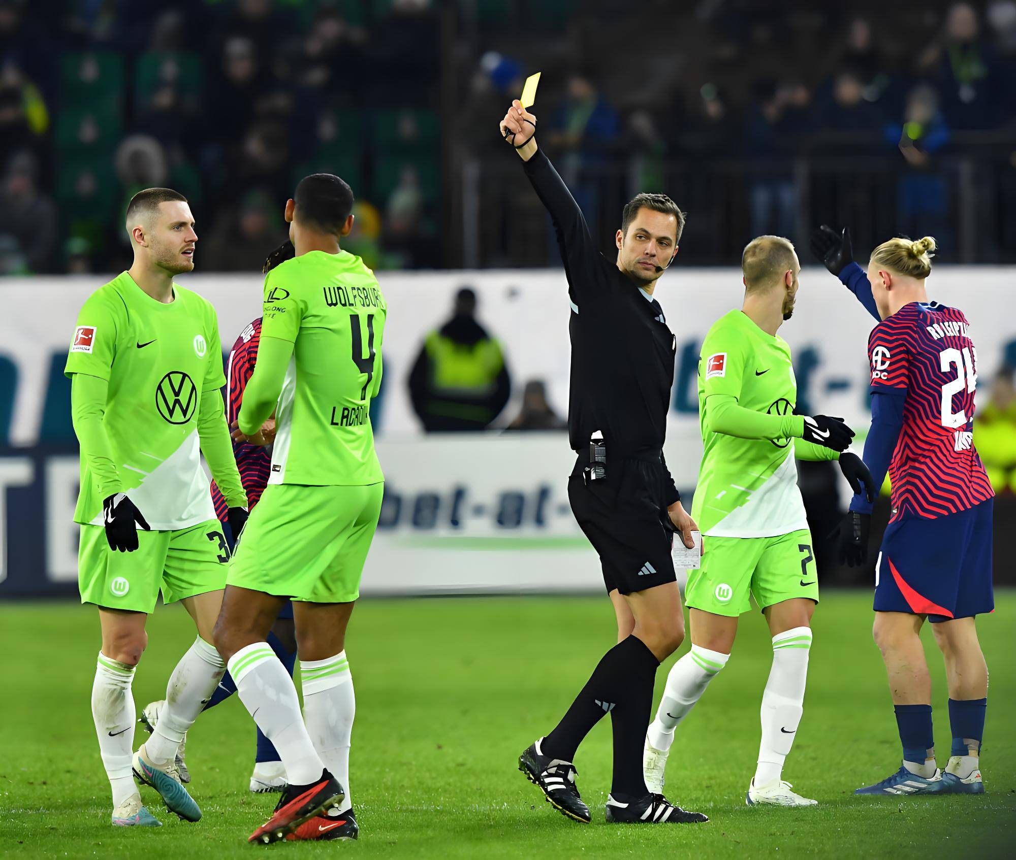 od体育网址-包含门兴格拉德巴赫球迷热情庆祝球队在德甲赛场上的胜利的词条