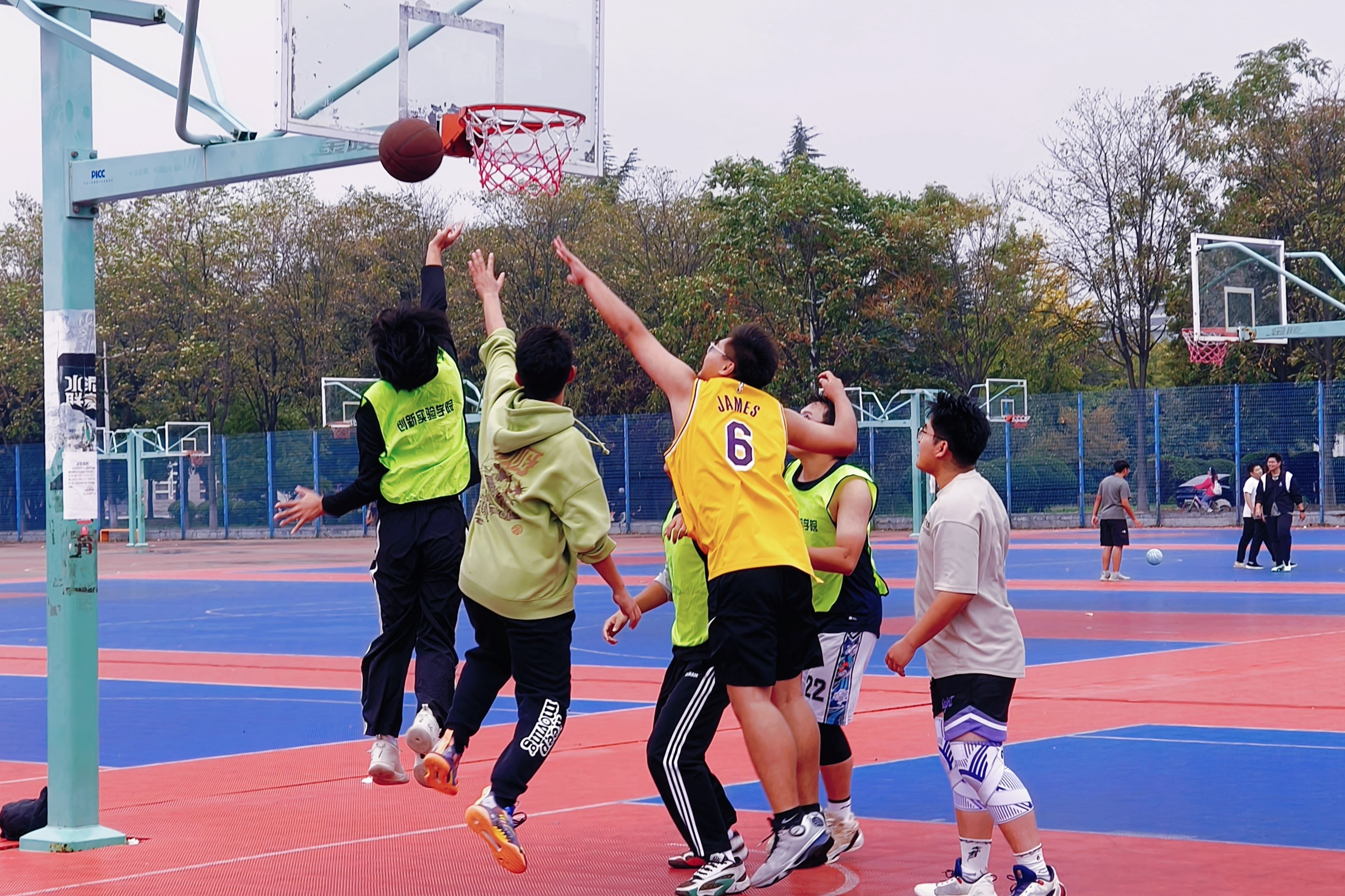 od体育登录-美国和欧洲球员在篮球场上展开激烈对抗